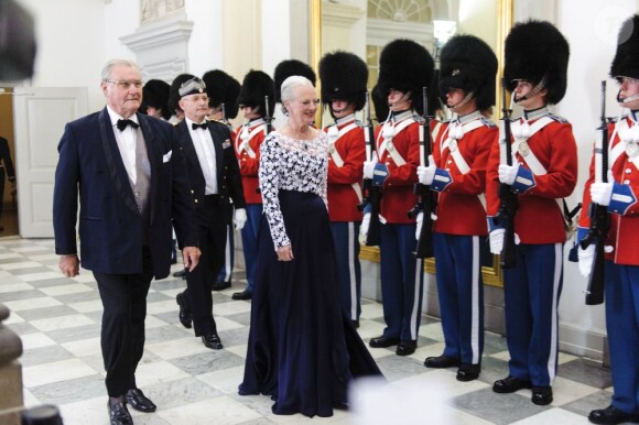 La reine Margrethe II de Danemark et le prince Henrik arrivent pour un dîner au palais royal Amalienborg, à Copenhague, le 14 juin 2012 en l'honneur de la visite officielle au Danemark du président de la République populaire de Chine Hu Jintao et son épouse Liu Yongqing.