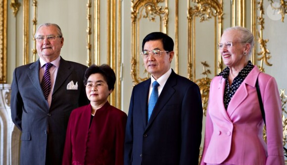 La rene Margrethe II de Danemark et le prince consort Henrik au palais Amalienborg le 15 juin 2012 avec le président de la République populaire de Chine Hu Jintao et son épouse Liu Yongqing.