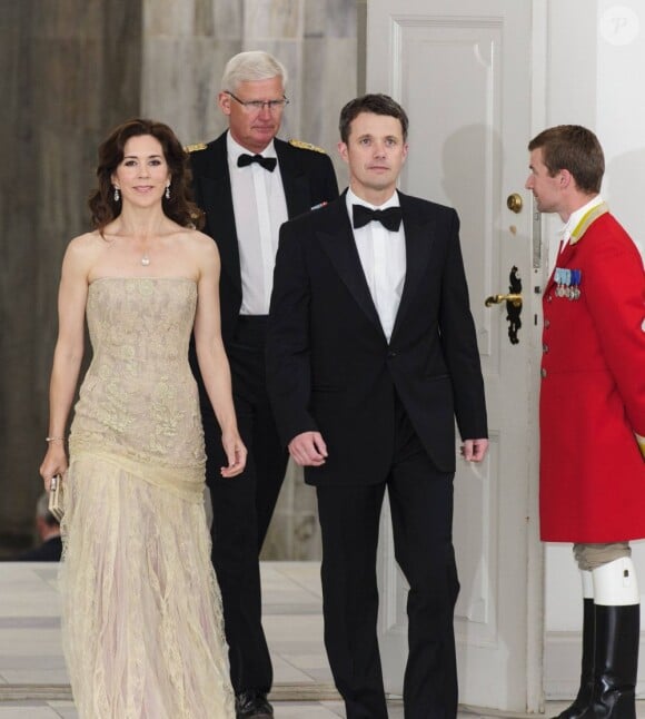 La princesse Mary et le prince Frederik arrivent pour un dîner au palais royal Amalienborg, à Copenhague, le 14 juin 2012 en l'honneur de la visite officielle au Danemark du président de la République populaire de Chine Hu Jintao et son épouse Liu Yongqing.