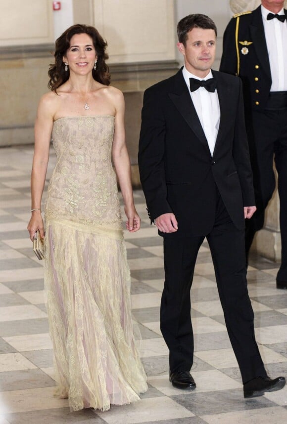 La princesse Mary et le prince Frederik arrivent pour un dîner au palais royal Amalienborg, à Copenhague, le 14 juin 2012 en l'honneur de la visite officielle au Danemark du président de la République populaire de Chine Hu Jintao et son épouse Liu Yongqing.