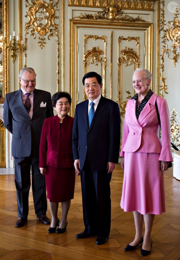 La rene Margrethe II de Danemark et le prince consort Henrik au palais Amalienborg le 15 juin 2012 avec le président de la République populaire de Chine Hu Jintao et son épouse Liu Yongqing.