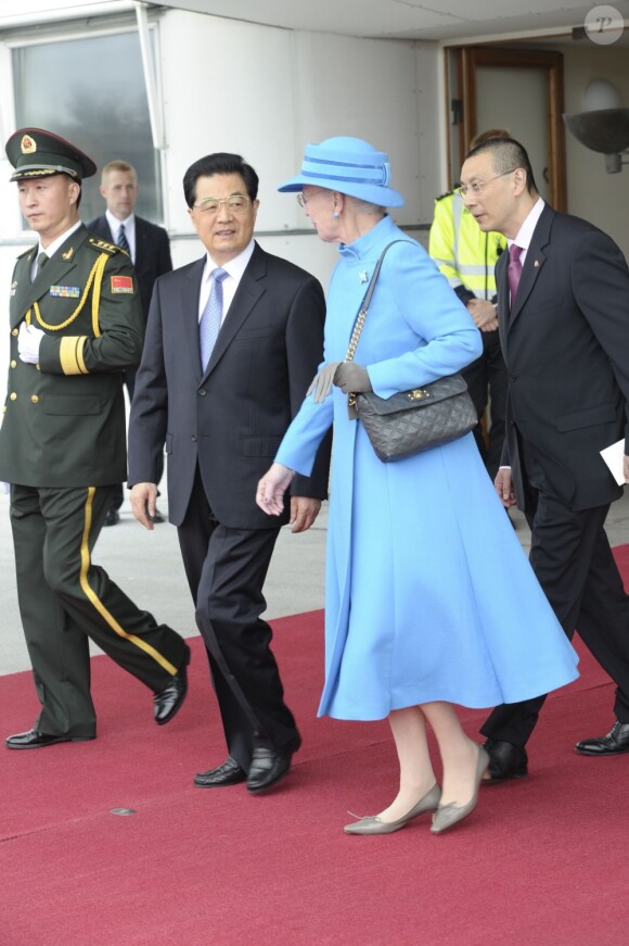 Cérémonie de bienvenue pour la visite officielle du président de la République populaire de Chine Hu Jintao et son épouse Liu Yongqing sur le tarmac de l'aéroport Kastrup de Copenhague, le 14 juin 2012.
