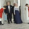 La reine Margrethe et le prince Henrik arrivent au dîner au palais royal Amalienborg, à Copenhague, le 14 juin 2012 en l'honneur de la visite officielle au Danemark du président de la République populaire de Chine et son épouse Liu Yongqing.