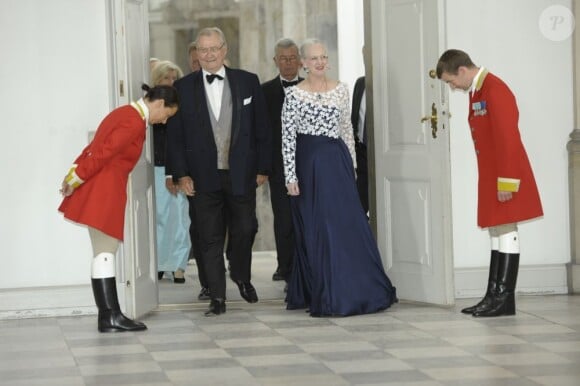 La reine Margrethe et le prince Henrik arrivent au dîner au palais royal Amalienborg, à Copenhague, le 14 juin 2012 en l'honneur de la visite officielle au Danemark du président de la République populaire de Chine et son épouse Liu Yongqing.