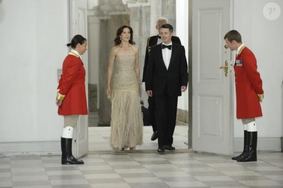 La princesse Mary arrive avec son époux le prince Frederik pour un dîner au palais royal Amalienborg, à Copenhague, le 14 juin 2012 en l'honneur de la visite officielle au Danemark du président de la République populaire de Chine Hu Jintao et son épouse Liu Yongqing.