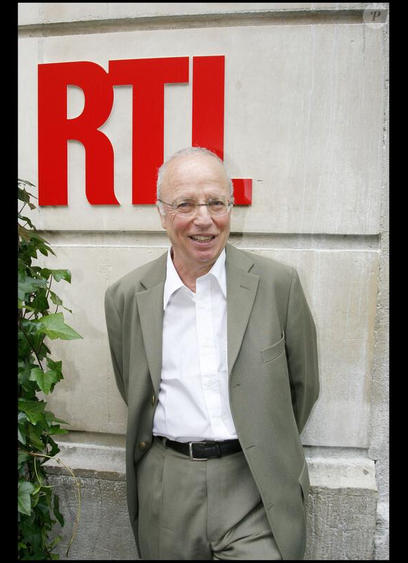 Thierry Roland devant les locaux de RTL.