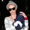 Charlize Theron et son petit Jackson à l'aéroport de Los Angeles, le 16 juin 2012