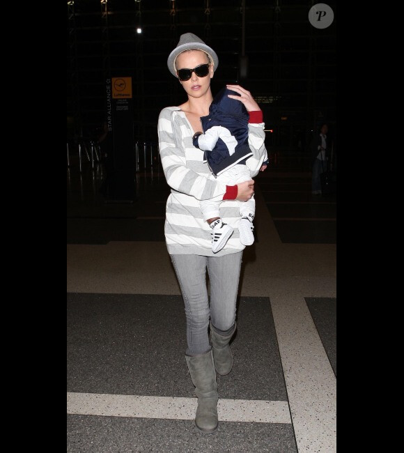 Charlize Theron et son petit Jackson à l'aéroport de Los Angeles, le 16 juin 2012