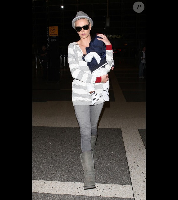 Charlize Theron et son petit Jackson à l'aéroport de Los Angeles, le 16 juin 2012