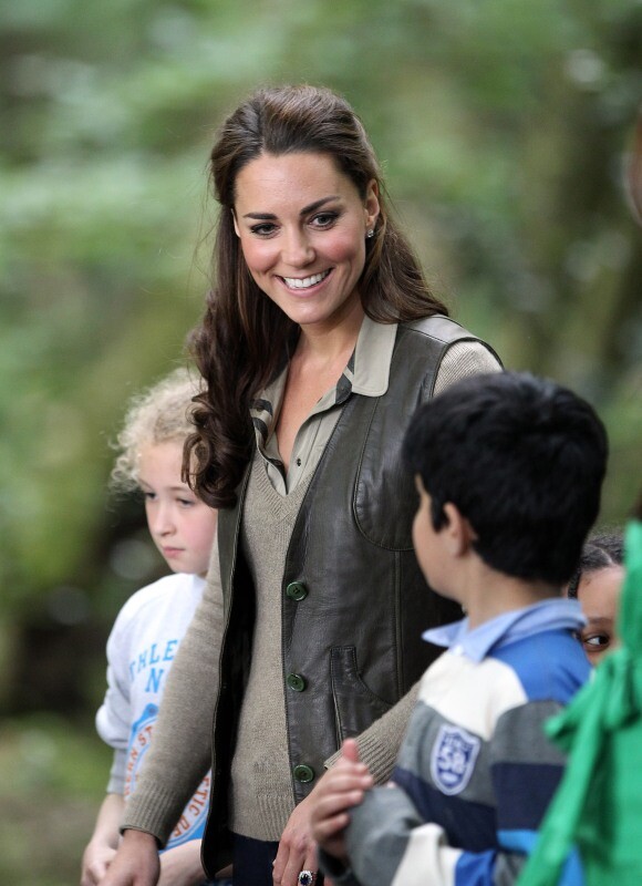 La duchesse de Cambridge, Kate Middleton, superbe, est partie à la rencontre des enfants de quartiers déshérités à Wrotham dans le Kent dans le cadre du projet Ark Schools, le 17 juin 2012