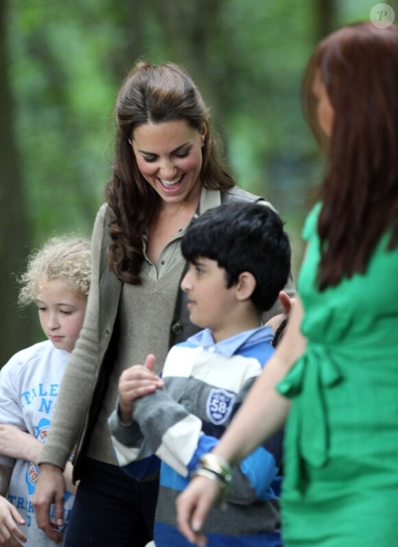 La duchesse de Cambridge, Kate Middleton, est partie à la rencontre des enfants de quartiers déshérités à Wrotham dans le Kent dans le cadre du projet Ark Schools, le 17 juin 2012. Ici en train de s'amuser avec les enfants