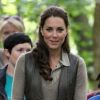 La duchesse de Cambridge, Kate Middleton, sublime, est partie à la rencontre des enfants de quartiers déshérités à Wrotham dans le Kent dans le cadre du projet Ark Schools, le 17 juin 2012