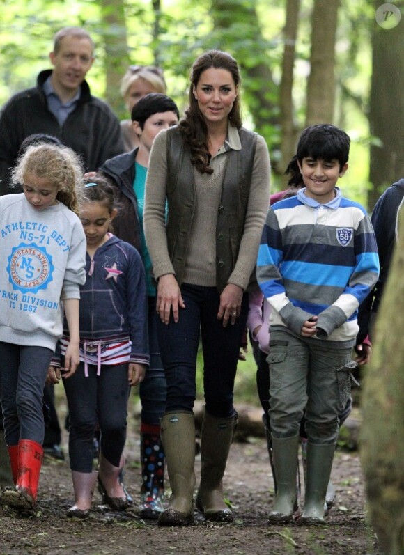 La duchesse de Cambridge, Kate Middleton, sublime, est partie à la rencontre des enfants de quartiers déshérités à Wrotham dans le Kent dans le cadre du projet Ark Schools, le 17 juin 2012