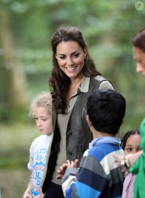 La duchesse de Cambridge, Kate Middleton, est partie à la rencontre des enfants de quartiers déshérités à Wrotham dans le Kent dans le cadre du projet Ark Schools, le 17 juin 2012. Ici souriante à côté des enfants