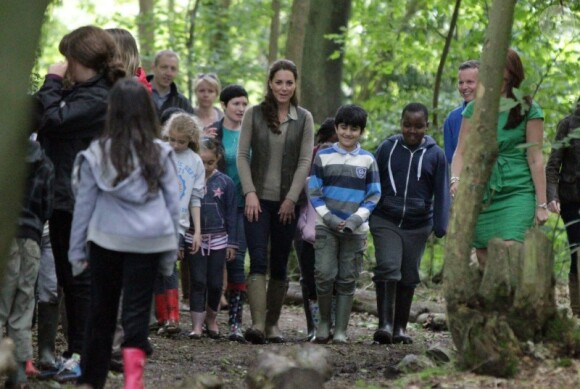 La duchesse de Cambridge, Kate Middleton, est partie à la rencontre des enfants de quartiers déshérités à Wrotham dans le Kent dans le cadre du projet Ark Schools, le 17 juin 2012