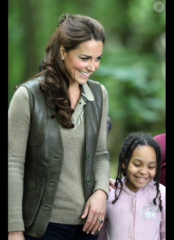 La duchesse de Cambridge, Kate Middleton, est partie à la rencontre des enfants de quartiers déshérités à Wrotham dans le Kent dans le cadre du projet Ark Schools, le 17 juin 2012. La duchesse reste élégante en toutes circonstances