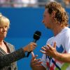 David Nalbandian tente de s'excuser le 17 juin 2012 lors de la finale du Queen's perdue sur disqualification après avoir blessé un arbitre suite à une réaction d'humeur à Londres