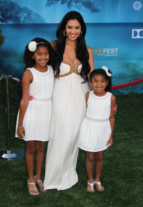 Vanessa Bryant et ses filles lors de la première de Brave à Los Angeles le 18 juin 2012