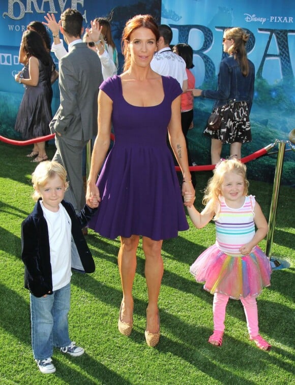 Poppy Montgomery a assisté à la projection de Brave avec son fils Jackson et une autre petite fille. Los Angeles le 18 juin 2012