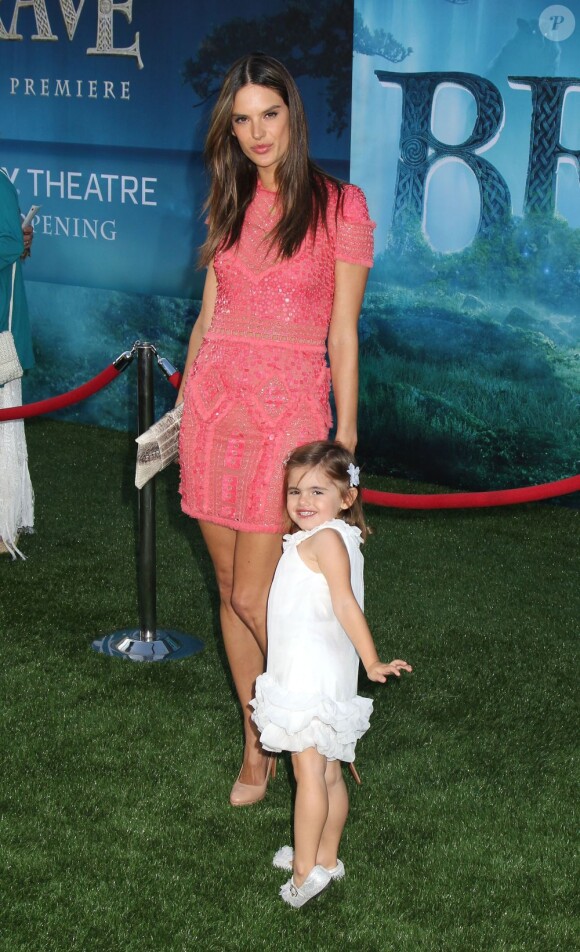 Alessandra Ambrosio et sa petite Anja qui fait déjà le show pour poser lors de la première de Brave à Los Angeles le 18 juin 2012