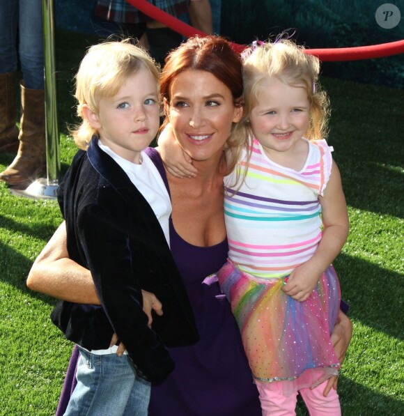 Poppy Montgomery a assisté à la projection de Brave avec son fils Jackson et une fillette. Los Angeles le 18 juin 2012