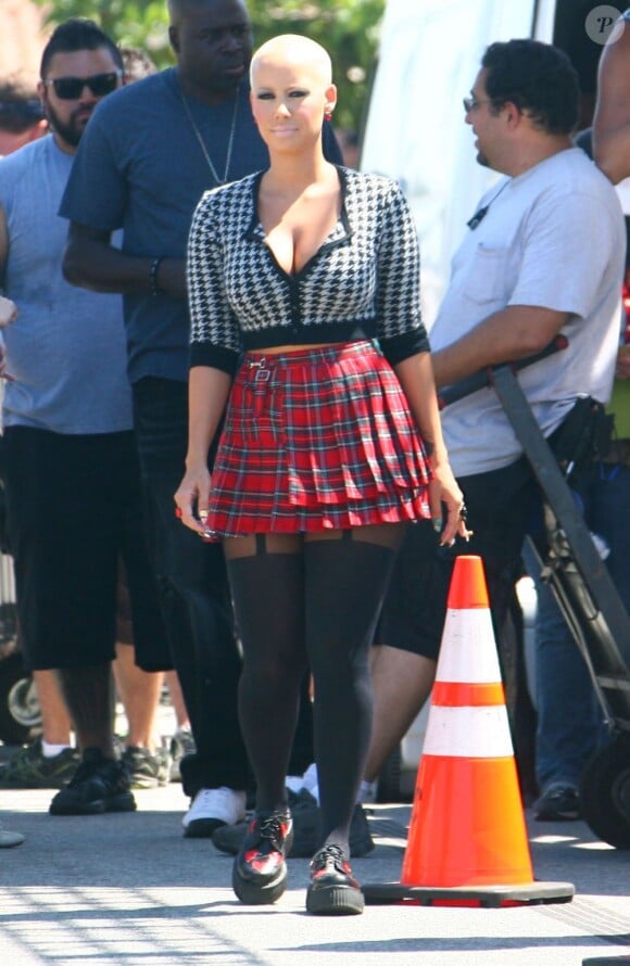 Très concentrée, Amber Rose sur le tournage de School Dance, de Nick Cannon, à Norwalk, le 18 juin 2012