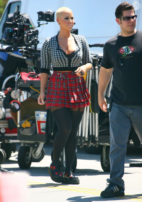 Amber Rose très en beauté sur le tournage de School Dance, de Nick Cannon, à Norwalk, le 18 juin 2012