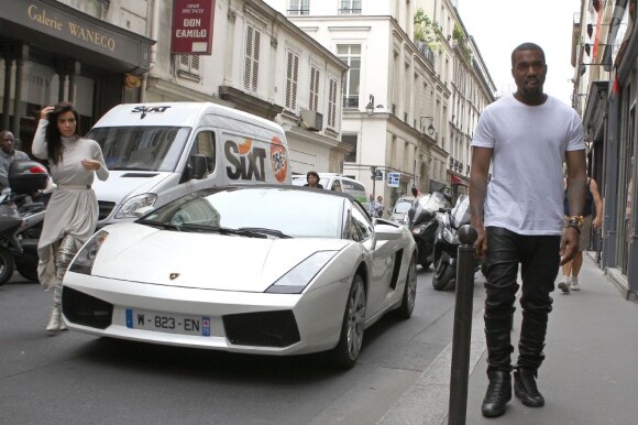 Kanye West et Kim Kardashian se promènent à Paris le 19 juin 2012