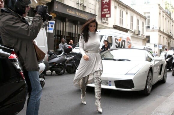 En amoureux, Kanye West et Kim Kardashian se promènent à Paris le 19 juin 2012