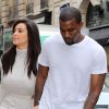 Très amoureux, Kim Kardashian et Kanye West vont faire du shopping chez Colette, à Paris le 19 juin 2012