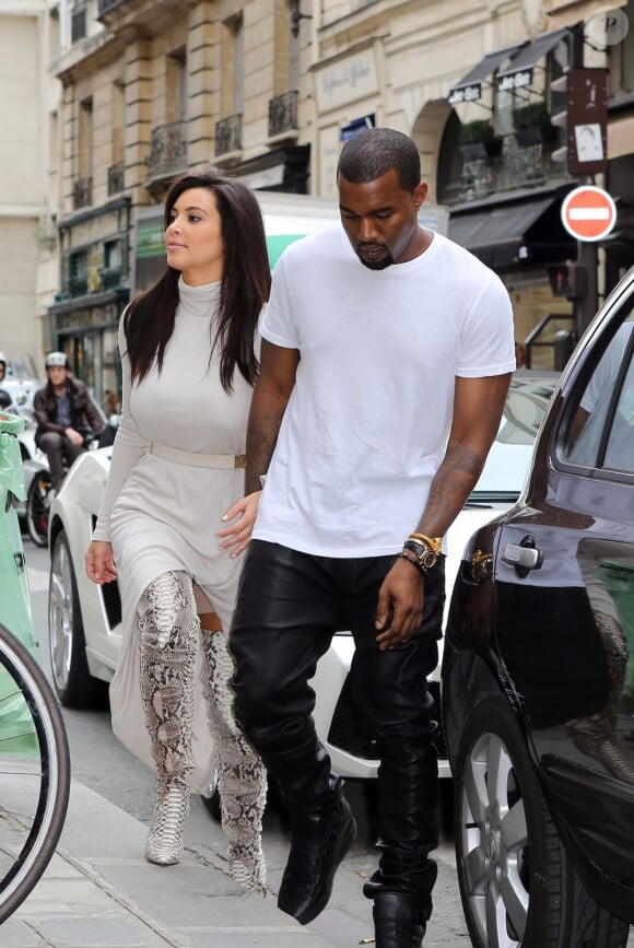 Très amoureux, Kim Kardashian et Kanye West vont faire du shopping chez Colette, à Paris le 19 juin 2012