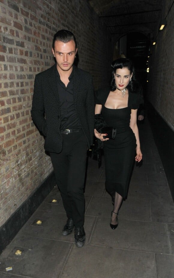 Dita Von Teese et Theo Hutchcraft à la sortie de The Arts Club à Londres, le 19 juin 2012.