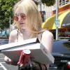 Pause déjeuner sur le pouce pour Dakota Fanning dans les rues de Los Angeles. Le 20 juin 2012