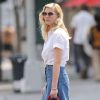 Kirsten Dunst à New York le 20 juin 2012 dans un look éo classique twisté par son sac rouge Louis Vuitton