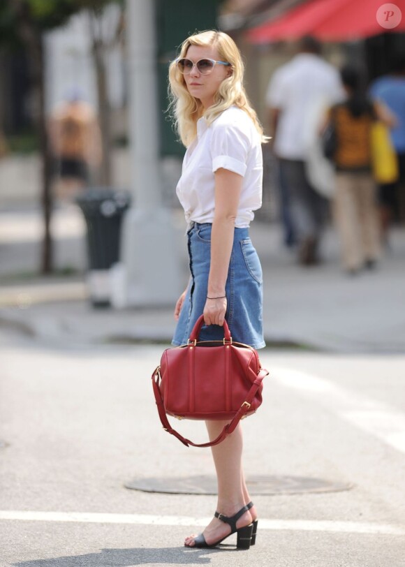 Kirsten Dunst à New York le 20 juin 2012 dans un look éo classique twisté par son sac rouge Louis Vuitton