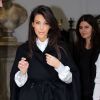 Radieuse, Kim Kardashian va déjeuner à La Villa à Paris le 21 juin 2012