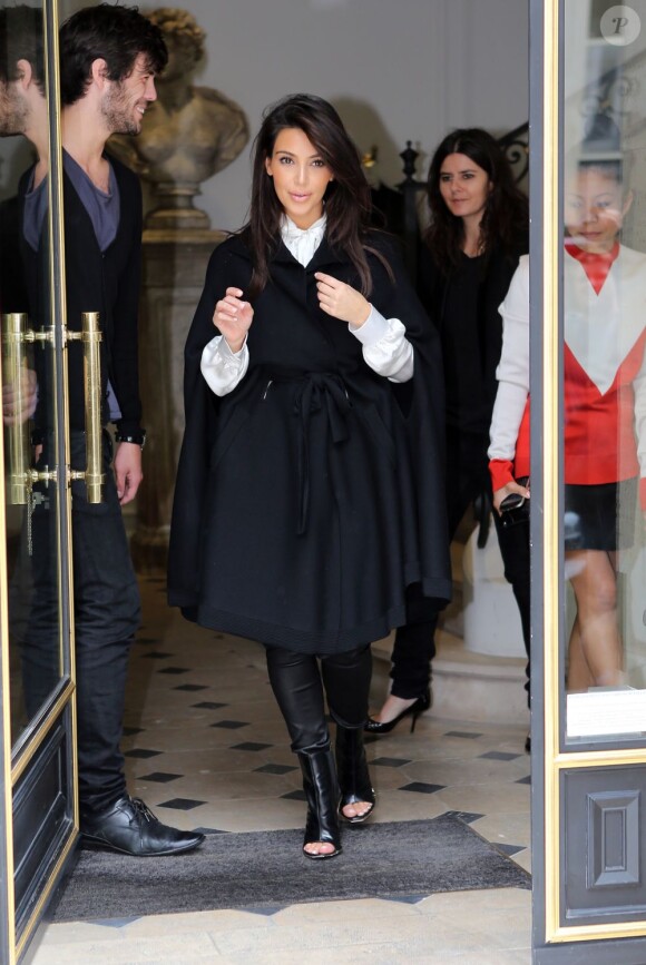 Radieuse, Kim Kardashian va déjeuner à La Villa à Paris le 21 juin 2012