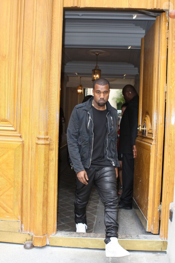 Kanye West sort d'une séance shopping le 21 juin 2012 à Paris