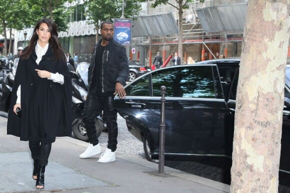 Kim Kardashian et son amoureux Kanye West, se rendent à La Villa, pour déjeuner, le 21 juin 2012 à Paris