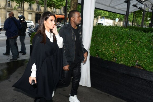 Kim Kardashian et son amoureux Kanye West, se rendent à La Villa, pour déjeuner, le 21 juin 2012 à Paris
