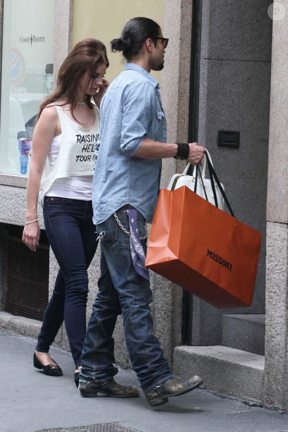 Lana Del Rey fait du shopping à Milan avec Tara Reid, le 20 juin 2012.