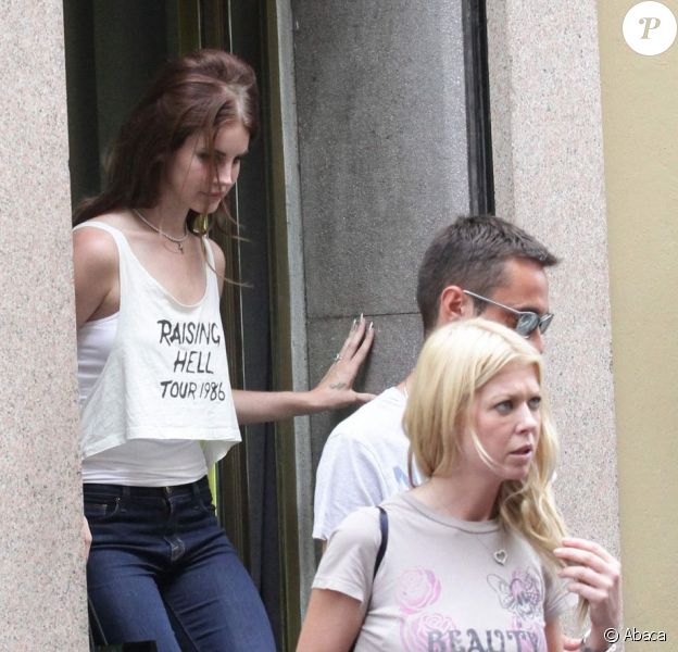 Lana Del Rey et Tara Reid font du shopping à Milan, le 20 juin 2012.