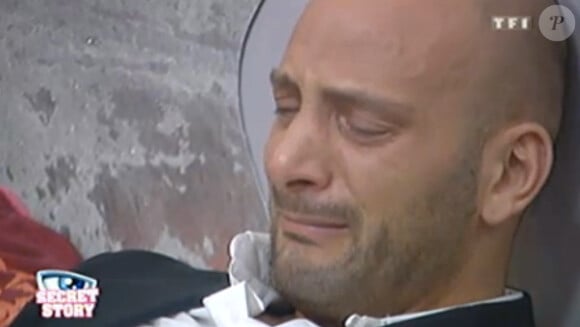 Kevin, ému aux larmes à l'annonce de l'élimination de Caroline (quotidienne Secret Story 6 du samedi 23 juin 2012).