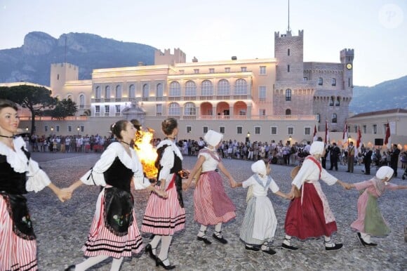 Danseuses et danseurs célébrant la Fête de la Saint Jean à Monaco le 23 juin 2012