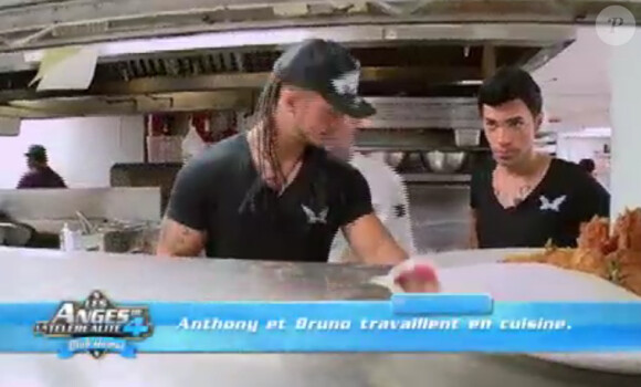 Anthony et Bruno dans Les Anges de la télé-réalité 4 le mercredi 27 juin 2012 sur NRJ 12