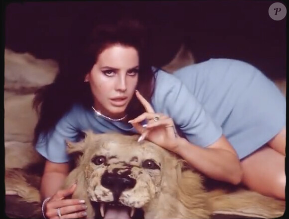 Lana Del Rey... féline... dans cette image extraite de son clip National Anthem, juin 2012.
