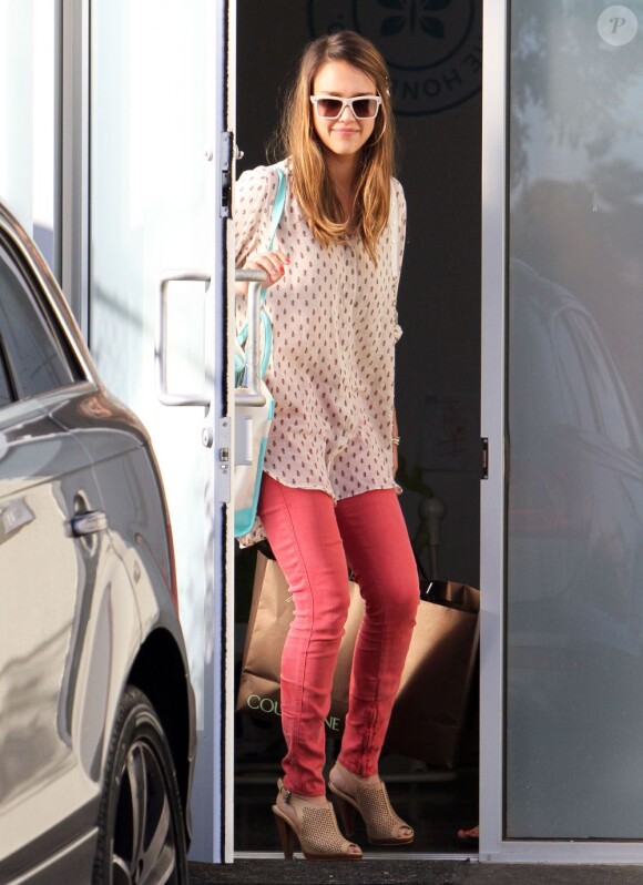 Jessica Alba, dans les rues de Santa Monica, se rend dans les bureaux de sa compagnie le 27 juin 2012