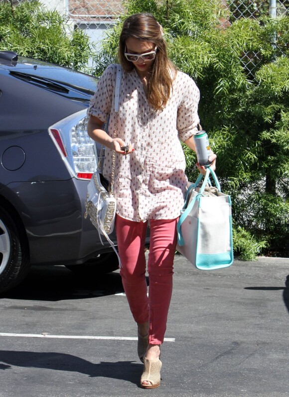 Jessica Alba, dans les rues de Santa Monica, se rend dans les bureaux de sa compagnie le 27 juin 2012