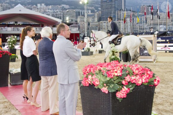 Charlotte Casiraghi a remis au cavalier britannique Ben Maher et à son cheval Aristo leur récompense pour leur victoire dans le Prix Fédération Equestre de Monaco au Jumping international de Monte-Carlo le 28 juin 2012.