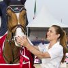 Charlotte Casiraghi a remis au cavalier britannique Ben Maher et à son cheval Aristo leur récompense pour leur victoire dans le Prix Fédération Equestre de Monaco au Jumping international de Monte-Carlo le 28 juin 2012.